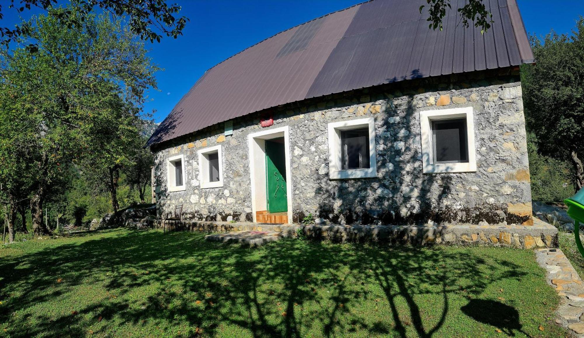 Guest House Emanueli Tropoje Экстерьер фото